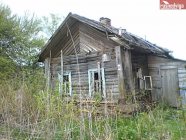 Дом деревянный в поселке городского типа Сусанино. Дом требует кап.ремонта или под снос. Свет.